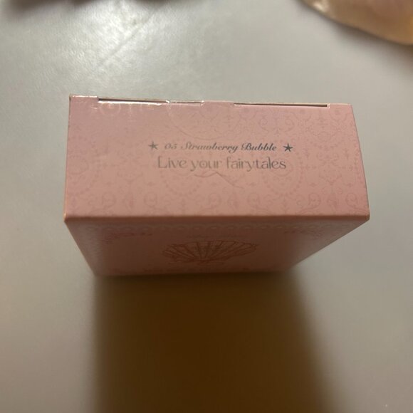 Flower Knows Strawberry Rococo Embossed Blush 05 Berry Mary NIB - Picture 3 of 5